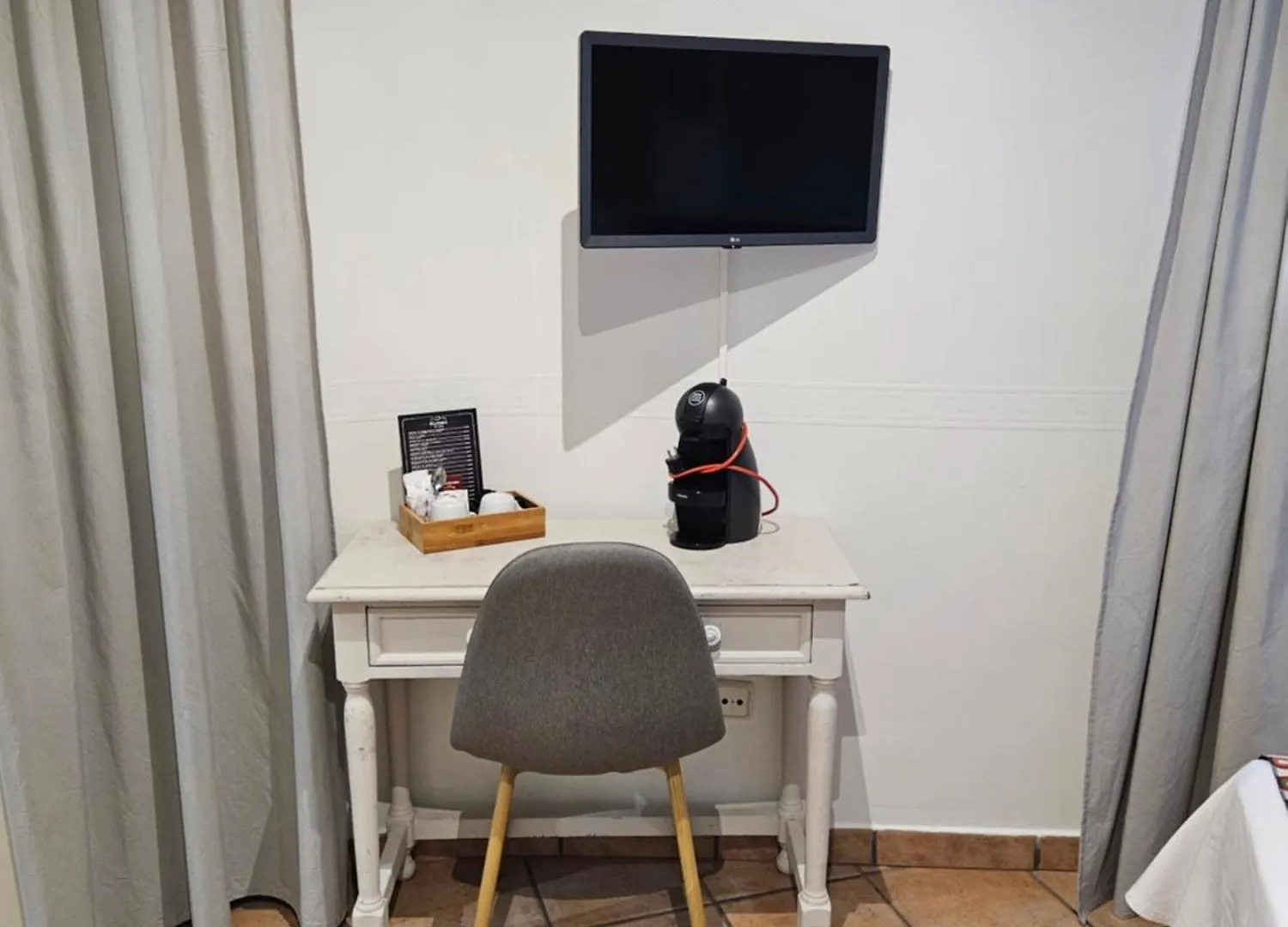 Hostal La Campana Toledo 2*,