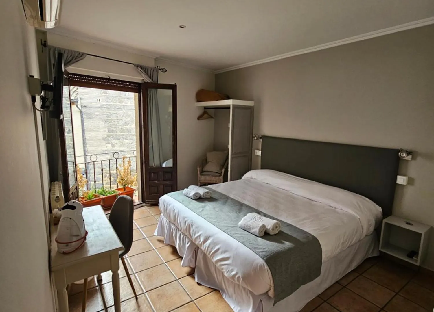 Hostal La Campana location