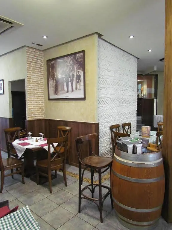 Hostal La Campana Toledo 2*,